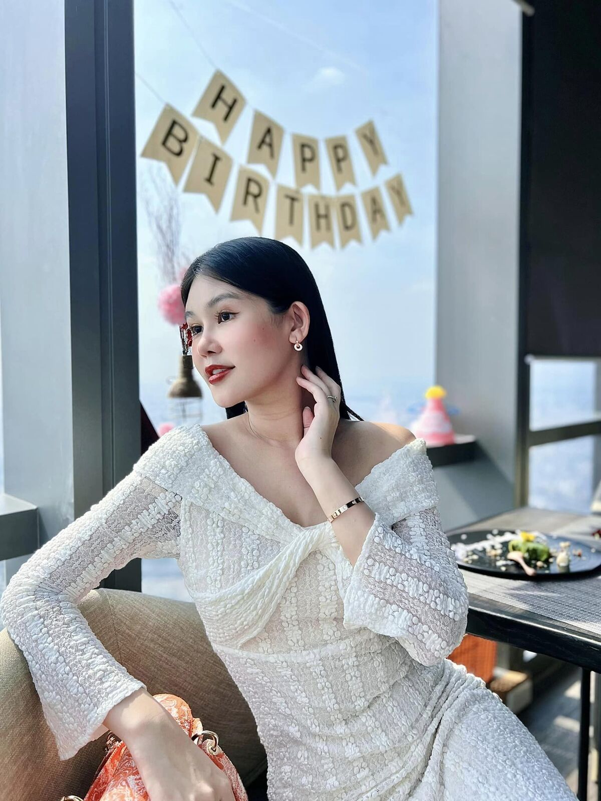 Hoa hậu Đại dương 2017 khoe dáng thon sau 1 tháng sinh con.
