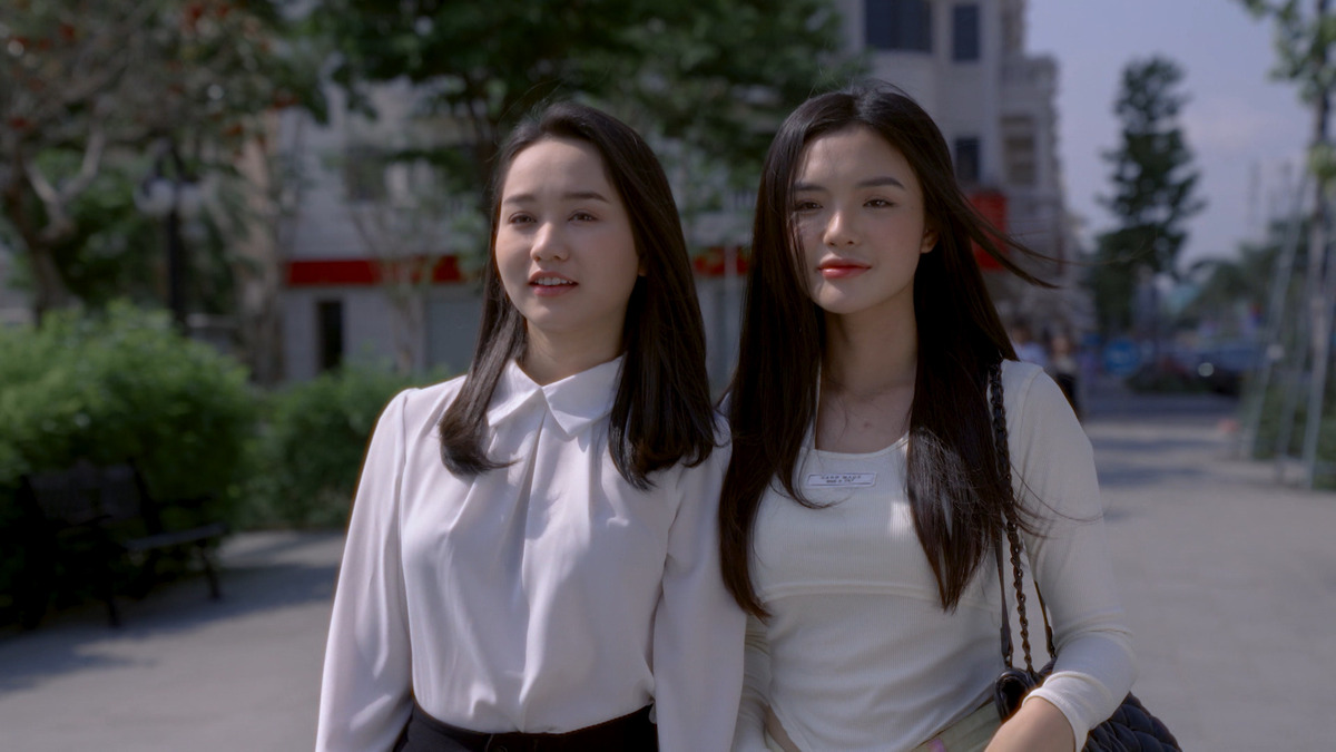 Phim xoay quanh câu chuyện của 2 chị em sinh đôi do Trúc Anh, Yeye Nhật Hạ đóng.