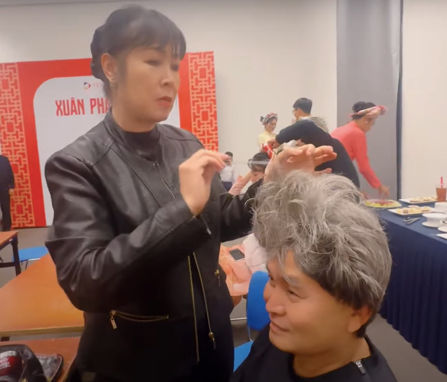NSND Hồng Vân tự tay làm tóc cho đàn anh tại hậu trường Xuân Phát Tài.