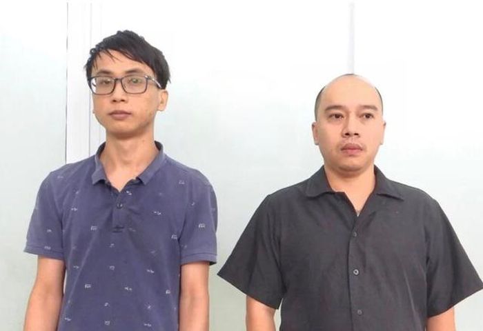 Trần Quang Việt (trái) và Nguyễn Đăng Khoa tại cơ quan công an. Ảnh: CACC    