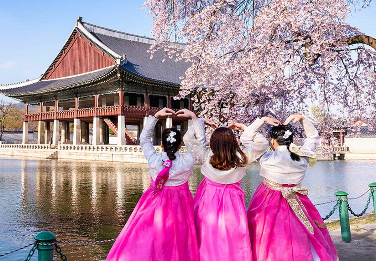 Sáng sớm ngày đầu tiên năm mới, người dân Hàn Quốc thường diện trang phục truyền thống Hanbok.