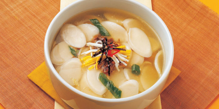 Tteokguk (hay còn gọi là canh bánh gạo) là món không thể thiếu trong ngày đầu tiên của năm mới Âm lịch Hàn Quốc.