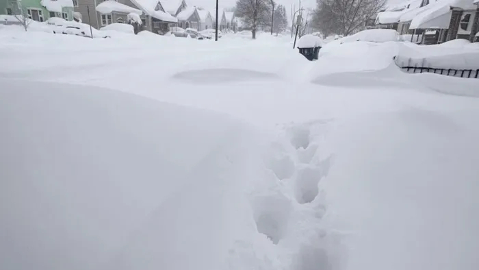 Ở Buffalo, New York, người dân phải đi bộ qua lớp tuyết dày ít nhất 45cm. Thời tiết khắc nghiệt khiến nhiều trường phải đóng cửa, chính quyền phải banh hành lệnh cấm đi lại ở nhiều vùng ngoại ô.    