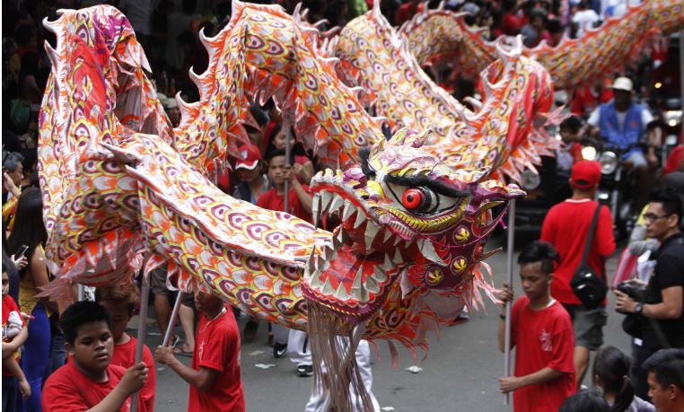 Một nhóm thanh niên biểu diễn múa rồng để chào mừng Tết Nguyên đán ở Binondo, Manila. (Ảnh: PNA)