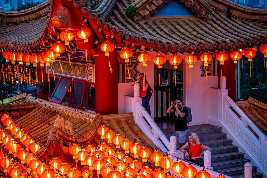 Khách du lịch chụp đèn lồng đỏ trong chùa bà Thiên Hậu ở Kuala Lumpur, Malaysia. Để chuẩn bị cho Tết Nguyên đán, ngôi chùa này treo 6.000 đèn lồng đỏ. (Ảnh: Xinhua)