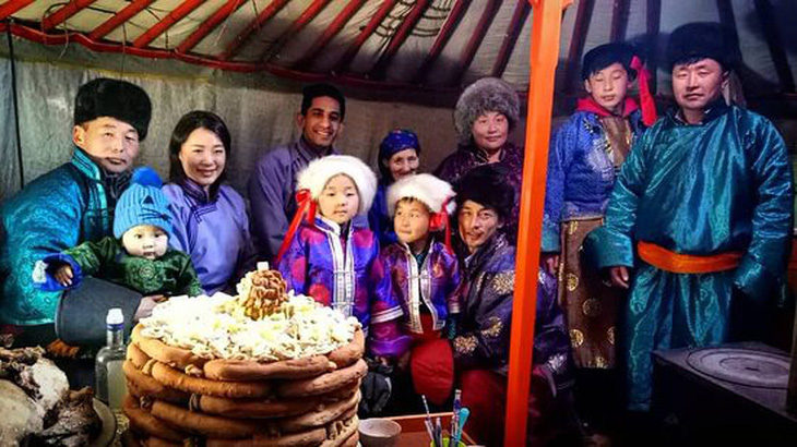 Gia đình người Mông Cổ trong trang phục truyền thống đón năm mới. (Ảnh: Tripadvisor)    