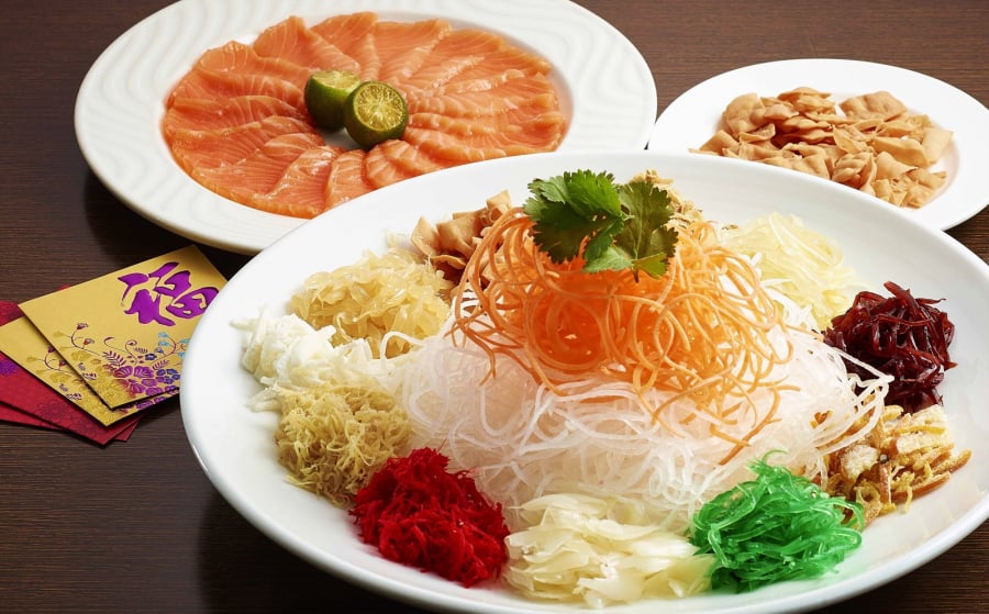 Gỏi cá Yusheng là món ăn đặc trưng trong dịp lễ Tết của người dân Singapore.
