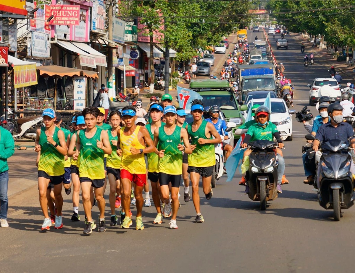 VĐV Nguyễn Văn Long thực hiện hành trình chạy bộ xuyên Việt.