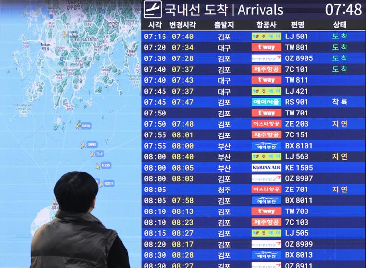 Hệ thống hiển thị thông tin chuyến bay tại sân bay quốc tế Jeju cho thấy một số chuyến bay bị hoãn do Hàn Quốc hứng chịu thời tiết lạnh giá. (Ảnh: Yonhap)
