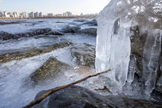 Những tảng đá bị băng bao phủ dọc sông Hàn ở Seoul vào ngày lạnh nhất trong mùa, ngày 23/1. (Ảnh: Yonhap)    