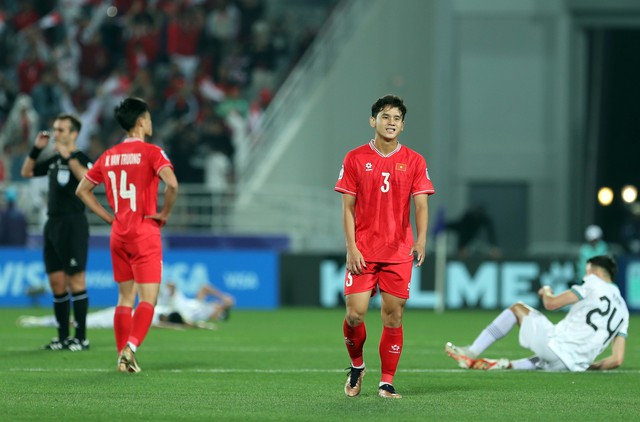 Đội tuyển Việt Nam bị mất số điểm khủng trên bảng xếp hạng FIFA do để thua 2 trận ở vòng bảng Asian Cup 2023.    