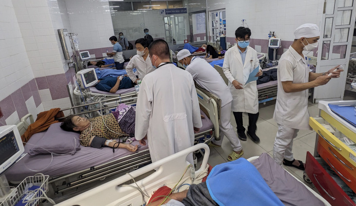 Một số bệnh nhân nghi ngộ độc do ăn bánh mì đang điều trị tại Bệnh viện đa khoa Hoàng Tuấn. (Ảnh: BVCC)  