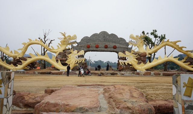 Tượng 4 linh vật rồng đang gây tranh cãi ở Thanh Hóa.