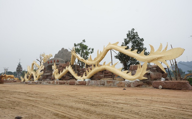 Tượng 4 linh vật rồng được đặt trong khuôn viên giải trí của một doanh nghiệp tại xã Tiên Trang, huyện Quảng Xương, tỉnh Thanh Hóa.  