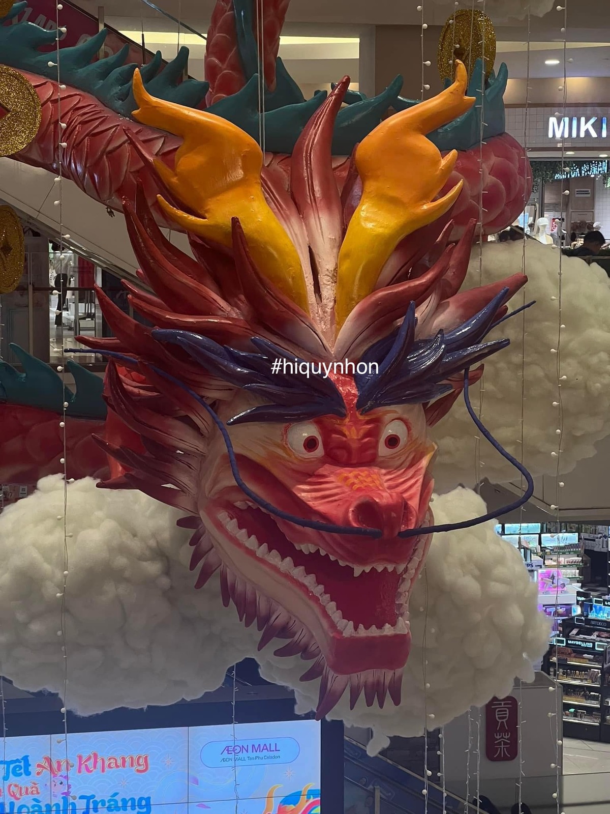 Linh vật rồng được trang trí tại Trung tâm thương mại Aeon Mall (quận Tân Phú, TP HCM). Thí sinh này đã được cư dân mạng đặt 