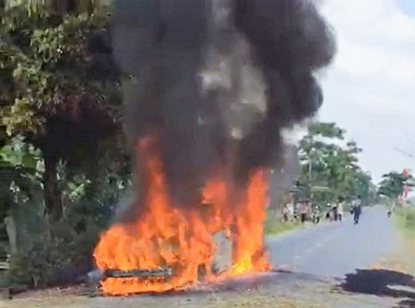 Ô tô đang chạy bất ngờ bốc cháy dữ dội, gia đình 4 người may mắn thoát nạn