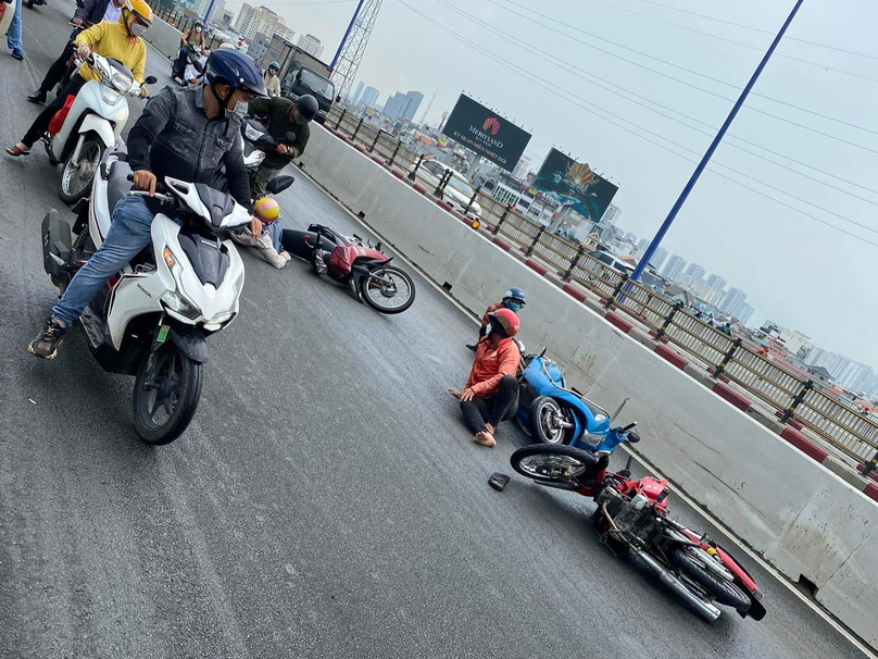 CSGT trích xuất camera tìm người đổ nhớt ra cầu Sài Gòn khiến hàng loạt phương tiện trượt ngã