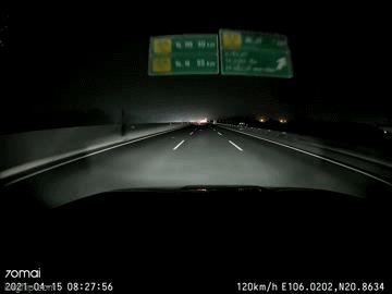 Video: Đang di chuyển 120km/h, người tài xế suýt lật xe vì chiếc lốp nằm giữa đường