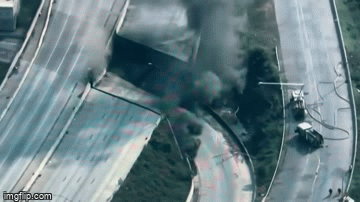 Video: Kinh hoàng cảnh tượng xe bồn chứa hóa chất phát nổ làm đường cao tốc trọng yếu của Mỹ đổ sập