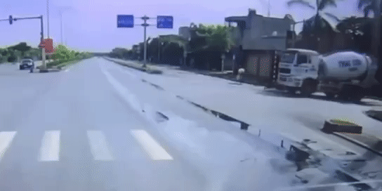 Va chạm bất ngờ với xe trộn bê tông, người điều khiển xe máy may mắn thoát chết