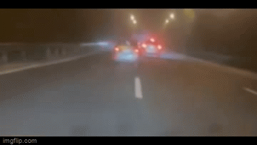 Ô tô đi ngược chiều trên đường cao tốc, rọi đèn thẳng mặt tài xế xe đi đúng chiều