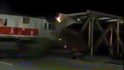 Video: Kinh hoàng khoảnh khắc xe tải phát nổ khi bị tàu hỏa tông trúng