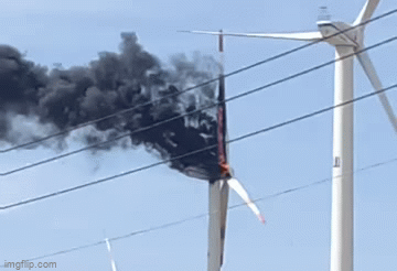 Cháy tuabin điện gió cao gần 100 mét ở Bình Thuận