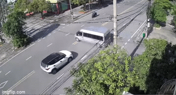 Video: Ô tô 4 chỗ tông xe khách 16 chỗ lật nghiêng, trượt dài giữa ngã tư