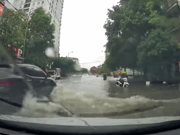 Video: Ô tô 'tắt lịm' sau khi tăng tốc lao qua đường ngập