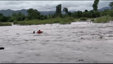 Video: Thót tim giải cứu 2 em nhỏ bị kẹt giữa dòng nước lũ ở Gia Lai