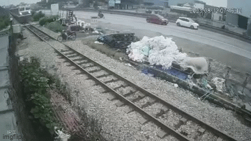 Video: Băng qua đường ngang không quan sát, người đàn ông bị tàu hỏa đâm tử vong
