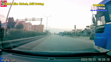 Ô tô phanh 'cháy lốp' trước pha sang đường bất chấp của xe máy