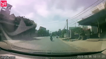 2 học sinh đi xe đạp điện bất ngờ bẻ lái, tạt đầu xe máy suýt gây ra tai nạn