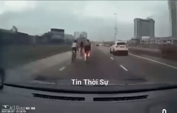 Đạp xe trên cao tốc, 2 người bị ô tô hất văng về phía trước