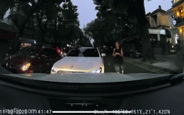 Hà Nội: Nữ tài xế xe Mercedes lấn làn, bỏ xe lại giữa phố vào giờ cao điểm