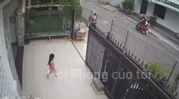 Bé gái 4 tuổi hôn mê vì bị cửa tự động kẹp ngang người