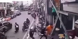 Video: Cảnh sát hóa trang thành thợ điện, đột kích ổ cờ bạc ở Đà Lạt