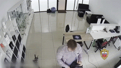 Video: Người đàn ông đánh cắp 53 chiếc iPhone trong ngày đầu tiên đi làm
