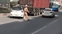 Quảng Ninh: Truy tìm tài xế lùi xe tốc độ cao để trốn kiểm tra nồng độ cồn