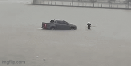 'Đứng tim' trước cảnh tượng một người dân Hà Tĩnh dẫn đường cho xe bán tải băng qua vùng nước lũ
