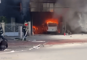 Cháy xưởng sửa chữa ô tô ở Quảng Ninh, nhiều phương tiện bị thiêu rụi