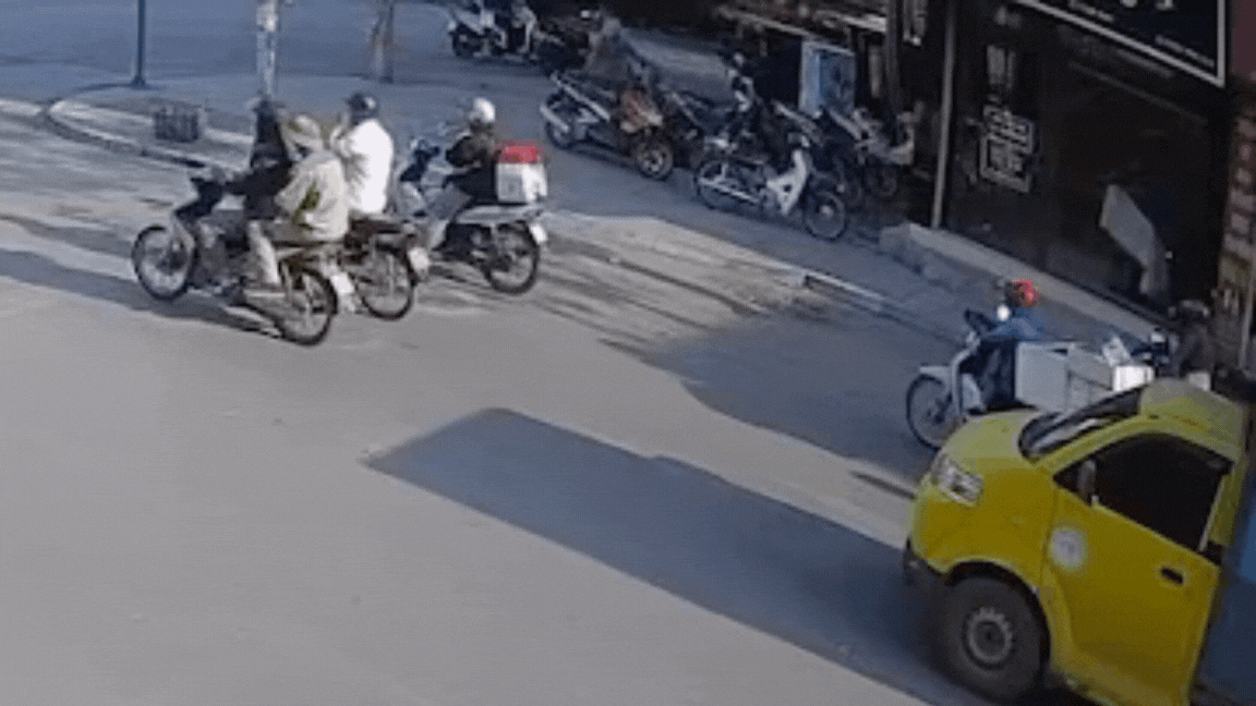 Quảng Ninh: Xe tự chế lao vào xe máy đang dừng đèn đỏ, hai người cấp cứu