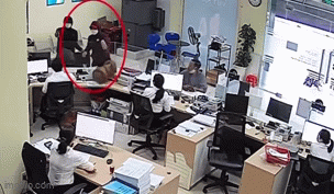 Video: Tên cướp táo tợn dùng súng bắn chỉ thiên trong ngân hàng ở Đà Nẵng