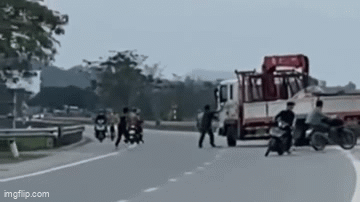 Nhóm thanh niên cầm hung khí chặn đập đường rồi phá xe tải trên quốc lộ