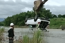 Trục vớt thành công xe Mercedes bị lũ cuốn trôi khi băng qua cầu tràn ở Khánh Hòa
