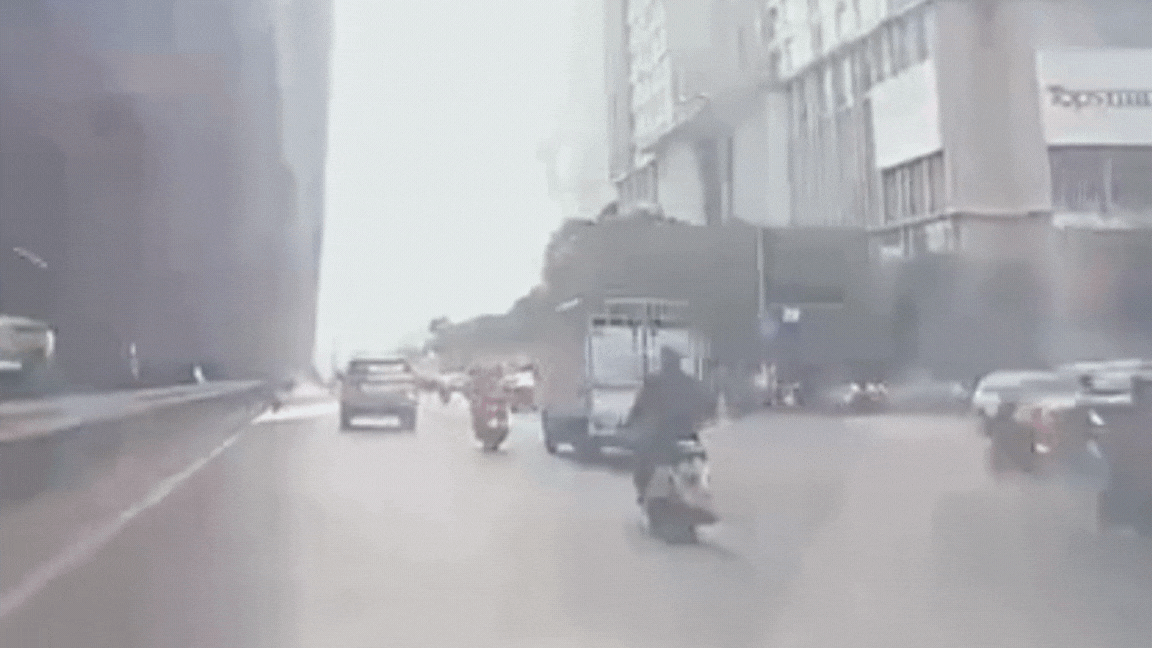 Công an Hà Nội đề nghị tài xế xe tải cố tình chèn ngã xe máy đến làm việc