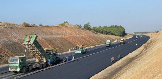 Một đoạn cao tốc hơn 1km qua xã Xuân Tâm (huyện Xuân Lộc) đang thảm nhựa mặt đường.