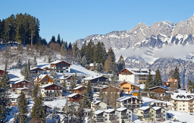 Làng Disentis nằm dưới chân núi tuyết ở Thụy Sĩ