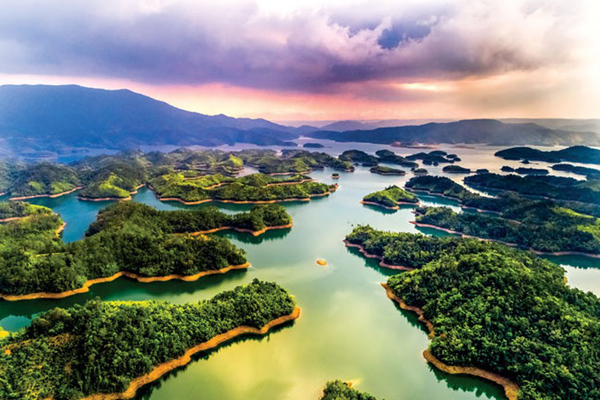 Tà Đùng là một trong những địa điểm du lịch đặc sắc tại Đắk Nông. Nơi đây được ví như 'Vịnh Hạ Long trên cao nguyên' với diện tích gần 5.000 ha mặt nước và hơn 40 hòn đảo, bán đảo lớn nhỏ.