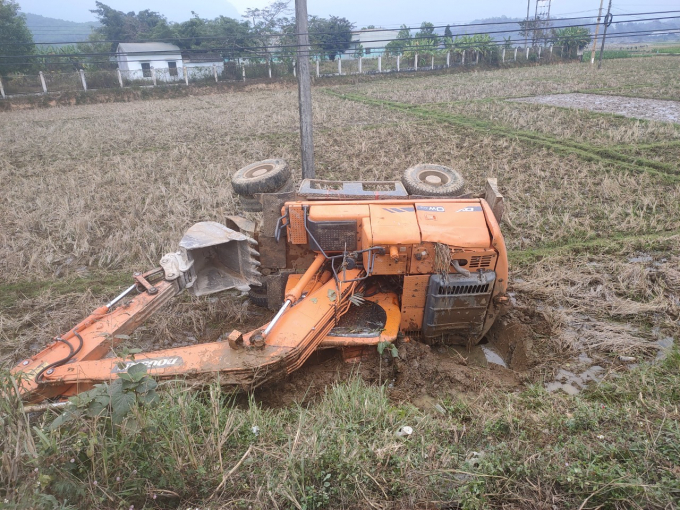 Xe máy đào bánh lốp DOOSAN DX140WACE bị tai nạn trong lúc di chuyển giữa các công trình huyện Kim Bôi, tỉnh Hòa Bình